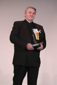 Bill Patterson, author of the two-volume biography of Robert A. Heinlein, accepts the Retro Hugo on behalf of Heinlein, in 2001.